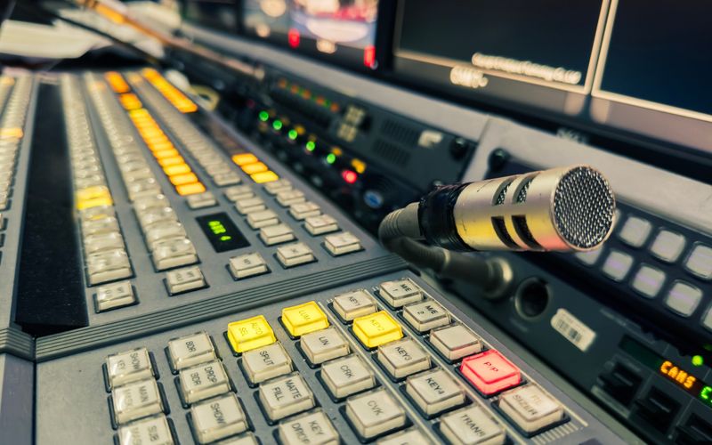 broadcasting screens