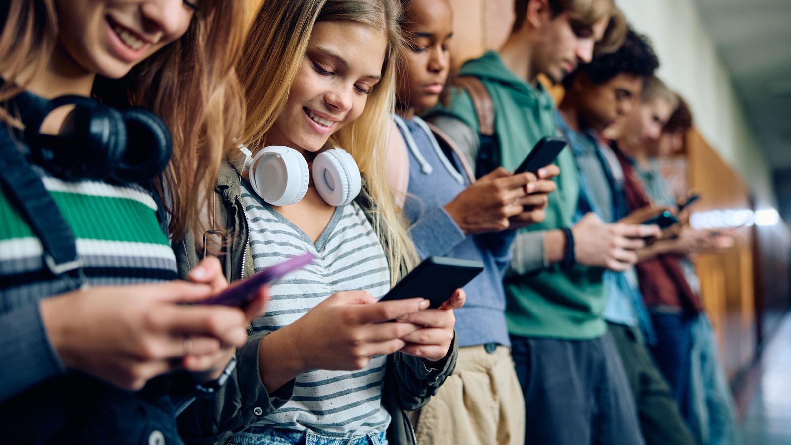 teens using smart phones